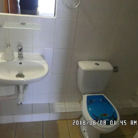 Iwona Budget - Hostelove Rooms With Private Bathrooms Homestay